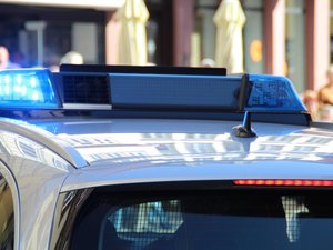 Le chauffeur perd le contrôle de son camion, détruit la façade d'une maison et se retrouve dans la chambre à coucher