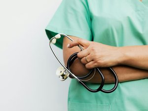 Grève des médecins à partir du 5 janvier : "Pour que nos concitoyens ne soient pas en danger", la ministre de la Santé envisage des réquisitions