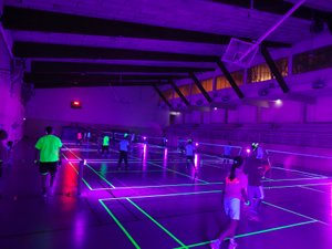 VIDEO. En Aveyron, le badminton se pratique également dans le noir et en mode fluo