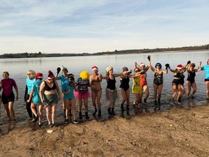 Que des femmes pour braver les 5°C des eaux de ce lac de l'Aveyron, trop frileux les hommes ?