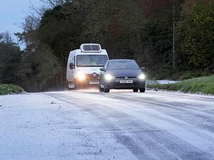 CARTES. Météo : fortes chutes de neige et verglas, conditions de circulation très délicates, 23 départements en vigilance orange jusqu'à mardi