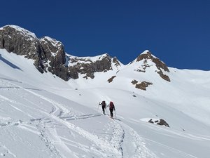 Elle chute de 20 mètres en ski de randonnée : la série meurtrière s'alourdit dans les Alpes françaises