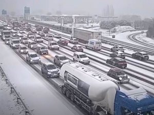 VIDÉOS. Les images de Paris sous la neige, peu de circulation dans la capitale et pour cause : plus de 1 000 km de bouchons tout autour !
