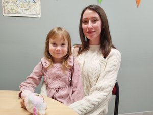 Arrêt de l'aide française aux déplacés ukrainiens : Tetiana se dit bien en Aveyron, et va "sûrement faire une demande d'asile"