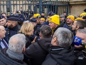 "Je suis là pour entendre leur colère" : les agriculteurs sont entrés dans Paris, la présidente de l'Assemblée nationale chahutée va recevoir les syndicats agricoles à 14 h