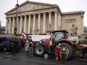 Seul tracteur devant l'Assemblée nationale, odyssée vers Paris avec des gardes à vue en route : les agriculteurs de l'Aveyron aux premiers rangs de la colère