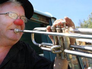 Avec ses concerts auréolés du nez de clown, Piccolo donne le tempo de l'hiver au fin fond de l'Aveyron