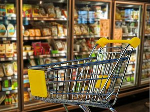 "Rattrape-le !" : un inconnu paye les courses d'un couple de retraités, les époux font tout pour le retrouver