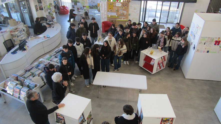 ريجناك. الطلاب الثانويين يعرضون في المكتبةmultilingua99