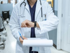 Grève des médecins : pourquoi 2 500 d'entre eux quittent-ils la France ce dimanche pour la Belgique ?