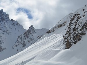 Deux nouveaux morts ce dimanche dans les Alpes, après un samedi noir : cet hiver dix personnes sont décédées dans le massif côté français