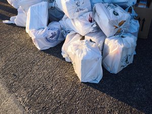 Une partie du tabac de contrebande était cachée dans un fossé, le reste dans un convoi sur l'autoroute, des milliers de paquets de cigarettes saisis par les douanes