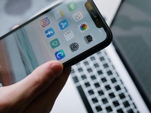 Irritabilité, tristesse, terrain fertile à la dépression, troubles alimentaires... Les réseaux sociaux mettent en danger la santé des ados, alerte l'Anses