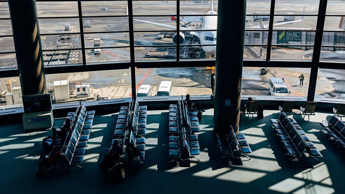 Il tente de prendre l’avion, accompagné du cadavre de son épouse installé dans un fauteuil roulant