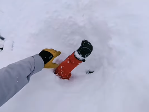 VIDÉO. Il aperçoit un bras dans la neige après une avalanche : les images incroyables du sauvetage d'un skieur