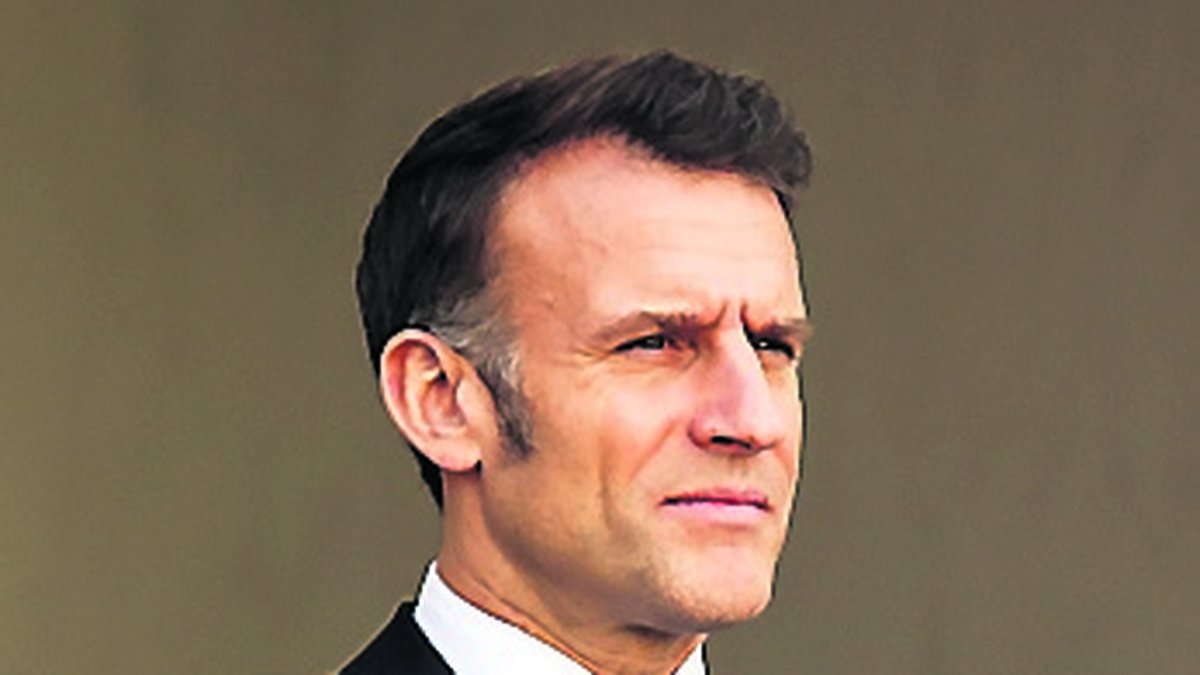 "Il faut prendre son parachute et sauter" : Emmanuel Macron veut accélérer la cadence sur le budget 2026