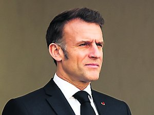 "Il faut prendre son parachute et sauter" : Emmanuel Macron veut accélérer la cadence sur le budget 2026