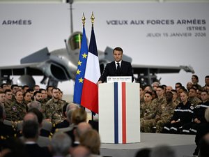 "Nous Français, sommes là pour agir, agir, pour prendre l'initiative" : ce qu'il faut retenir des vSux d'Emmanuel Macron devant l'armée française