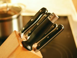 La dispute familiale dégénère : un collégien de 14 ans plante un couteau dans le dos de sa mère