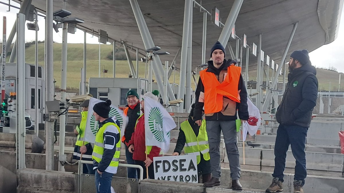 Colère des agriculteurs : des camions contrôlés au péage du viaduc de Millau pour dénoncer l'accord du Mercosur