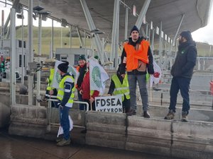 Colère des agriculteurs : des camions contrôlés au péage du viaduc de Millau pour dénoncer l'accord du Mercosur