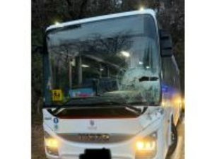 La barre métallique qui dépasse du camion explose la vitre du bus scolaire : le sang-froid du conducteur pour mettre en sécurité les collégiens à bord