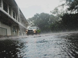 "Deux à trois fois ce qu'il tombe normalement sur un mois" : un département bascule en vigilance orange en prévision des pluies, 21 sont en jaune ce samedi