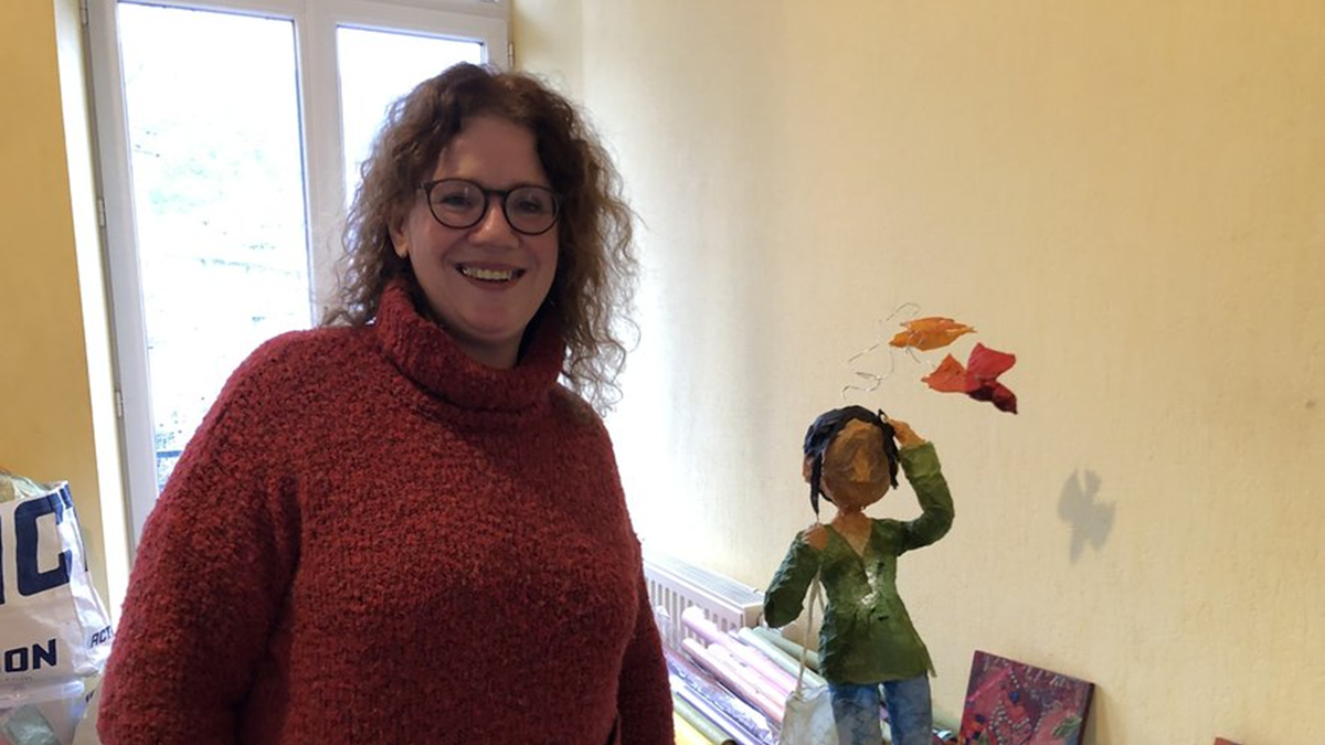 "Toujours le regard doit passer à travers" : en Aveyron, la plasticienne Anne Bessière tisse ses rêves en grillage et papier