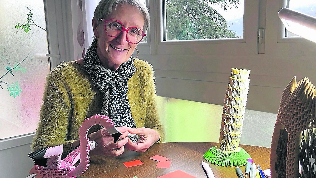 Saint-Affrique. "Cette activité m’apaise": Colette Cambon réalise des origamis en 3D, en Aveyron, loin du bruit du monde