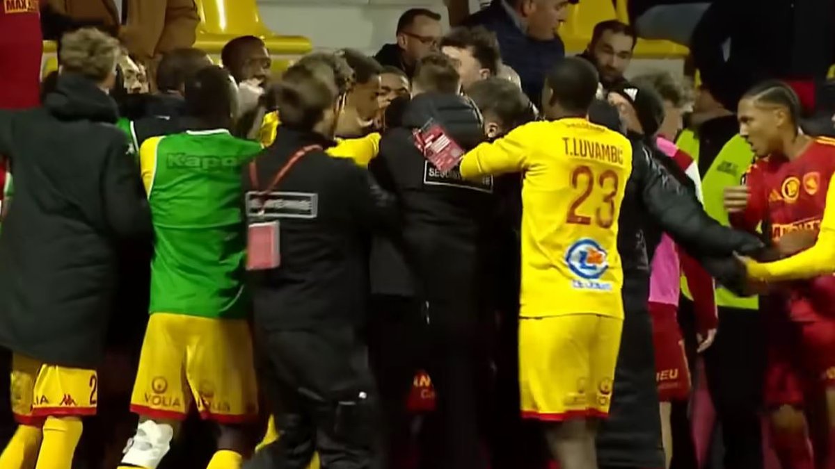 VIDÉO. Ligue 2 : les images de la fin de match tendue entre Rodez et Le Mans, qui a failli partir en bagarre générale