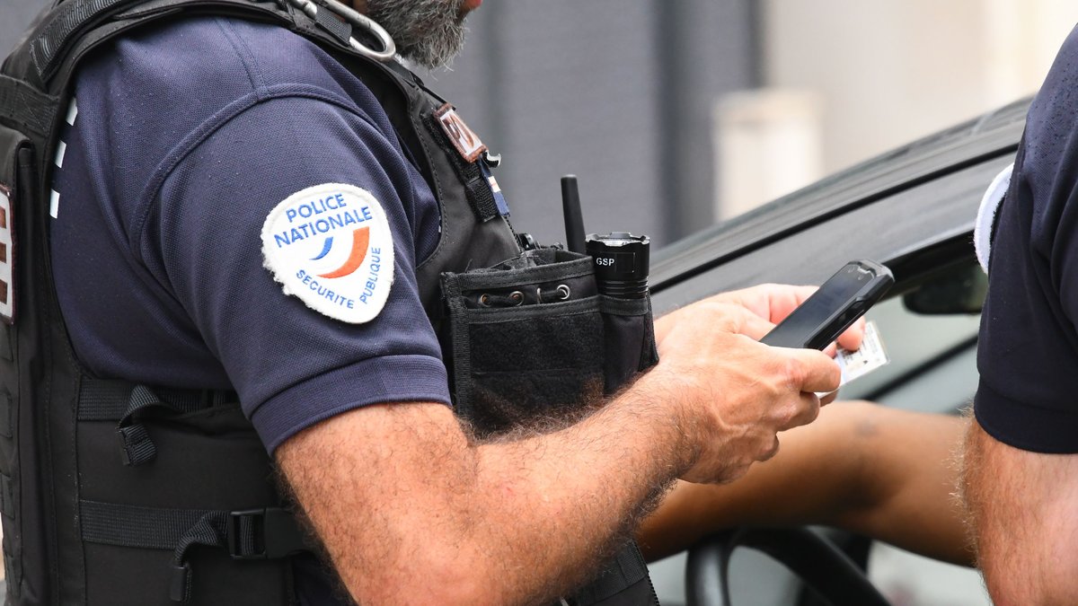 Une femme "enfermée dans les toilettes", ses parents "abattus par deux hommes armés" : grosse intervention policière pour… un canular