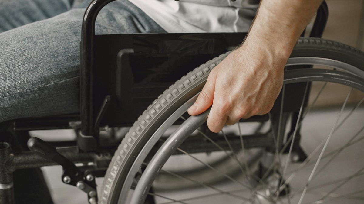 Une adolescente fait un malaise et s’écroule, seul un octogénaire en fauteuil roulant lui porte secours, les autres se contentent de filmer la scène