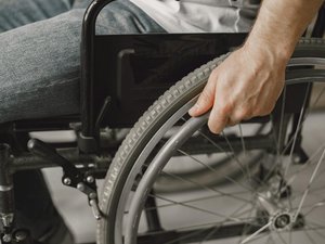 Une adolescente fait un malaise et s'écroule, seul un octogénaire en fauteuil roulant lui porte secours, les autres se contentent de filmer la scène