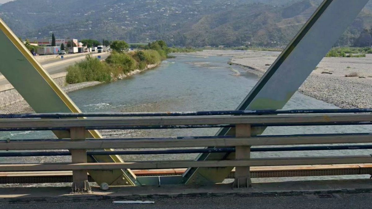 Un adolescent de 15 ans tente de fuir les policiers à 200 km/h sur l’autoroute, puis à la nage dans le fleuve où il manque de se noyer