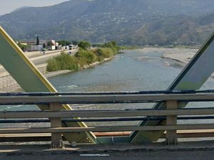 Un adolescent de 15 ans tente de fuir les policiers à 200 km/h sur l'autoroute, puis à la nage dans le fleuve où il manque de se noyer