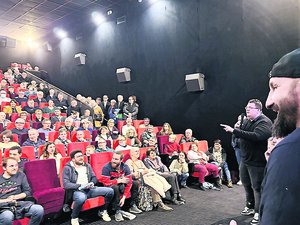 "Nous devons nous battre contre ceux qui ne veulent pas qu'on existe" : des barricades au grand écran, Jérôme Bayle a rencontré le public de ce cinéma de l'Aveyron