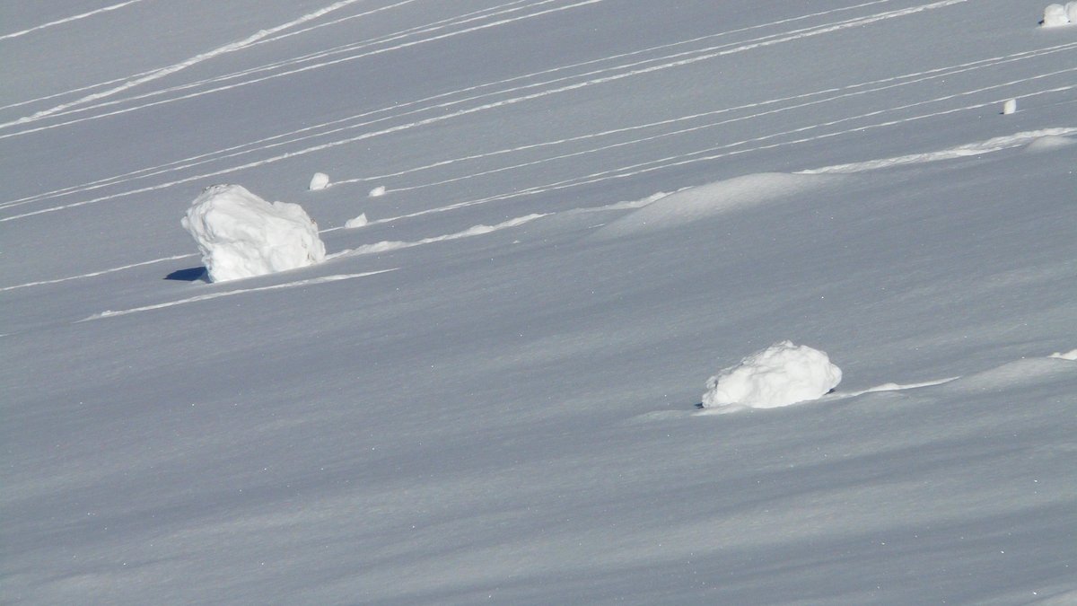 Un skieur, professionnel de la montagne, secouru en état d’hypothermie après avoir été emporté par une coulée de neige pendant une randonnée