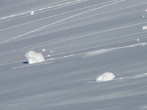 Un skieur, professionnel de la montagne, secouru en état d'hypothermie après avoir été emporté par une coulée de neige pendant une randonnée