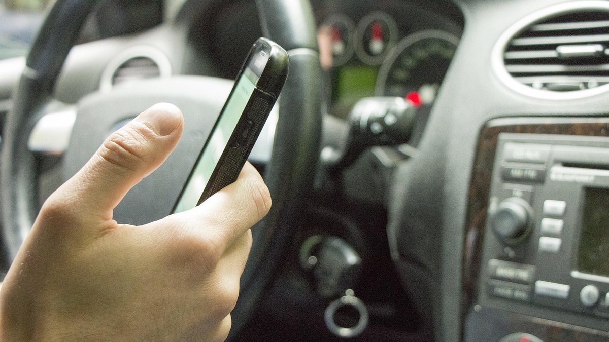 Prié de s’arrêter pour le téléphone au volant, le conducteur finit en prison : les gendarmes ont découvert plusieurs (mauvaises) surprises