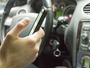 Prié de s'arrêter pour le téléphone au volant, le conducteur finit en prison : les gendarmes ont découvert plusieurs (mauvaises) surprises