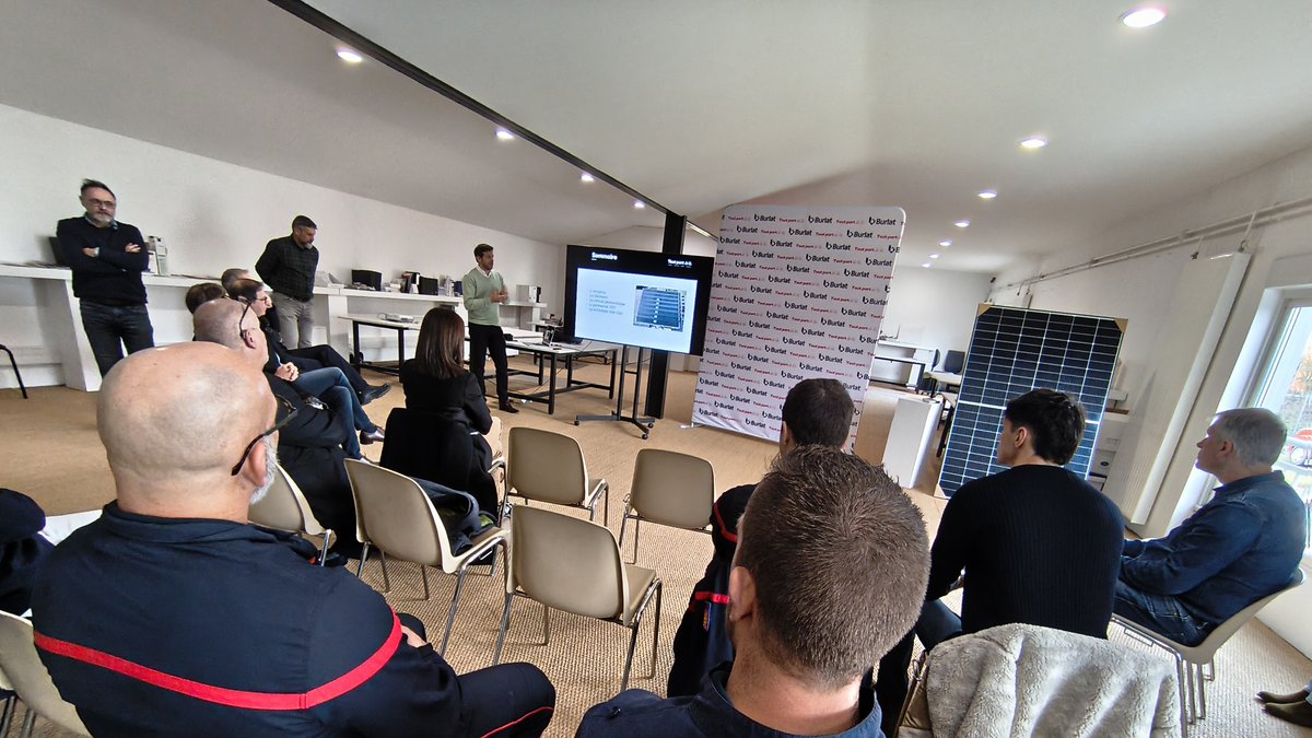 "Ce genre d'installation ne se coupe pas comme ça" : les pompiers aveyronnais mieux armés pour intervenir sur les panneaux photovoltaïques