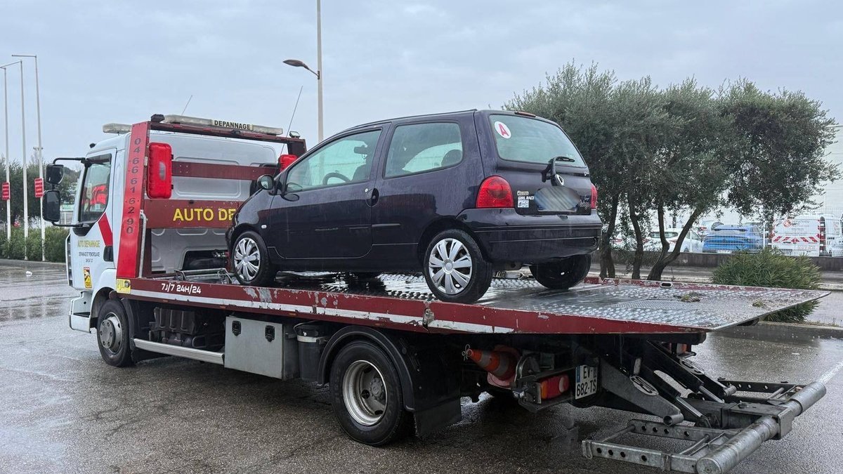 Avec un sticker "fille de course" et le "A" de jeune conductrice collés à l’arrière, elle fait grimper sa Twingo à près de 170 km/h