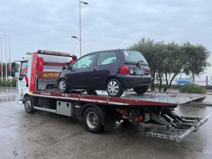 Avec un sticker "fille de course" et le "A" de jeune conductrice collés à l'arrière, elle fait grimper sa Twingo à près de 170 km/h