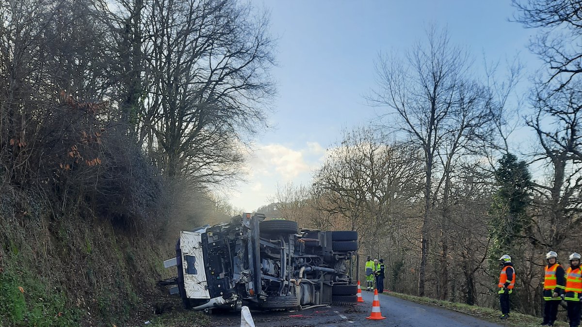 Le poids lourd se couche sur une route départementale de cette commune de l’Aveyron, une circulation en alternance mise en place