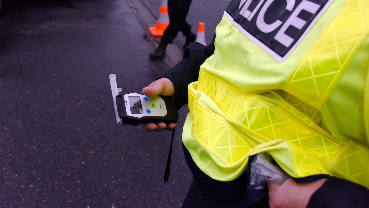 Ivre et sans permis, le chauffeur du camion était nu avec un bas résille : les policiers vont de surprise en surprise lors d’un contrôle
