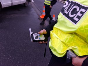 Ivre et sans permis, le chauffeur du camion était nu avec un bas résille : les policiers vont de surprise en surprise lors d'un contrôle