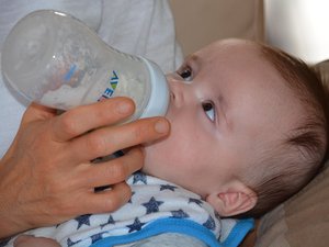 Lactalis lance un rappel massif de lait infantile vendu en pot dans 18 pays, dont la France, en raison de la présence de céréulide