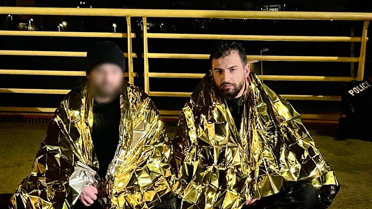 Le cambrioleur en fuite se fait emporter par le fleuve en crue : les policiers se jettent à l’eau pour secourir le jeune délinquant