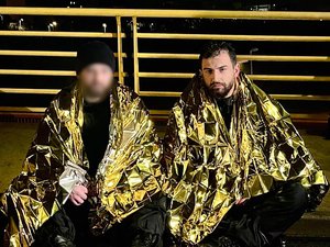 Le cambrioleur en fuite se fait emporter par le fleuve en crue : les policiers se jettent à l'eau pour secourir le jeune délinquant