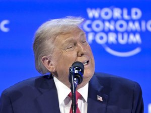 "Si j'utilise la force, on serait inarrêtables" : Donald Trump réitère ses vues sur le Groenland et se moque ouvertement des pays européens